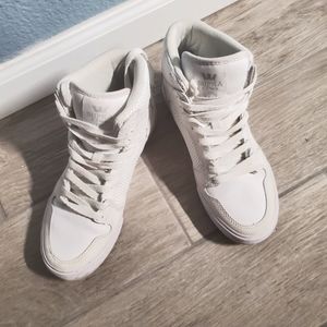 New white Supra high-tops. Size 6.5